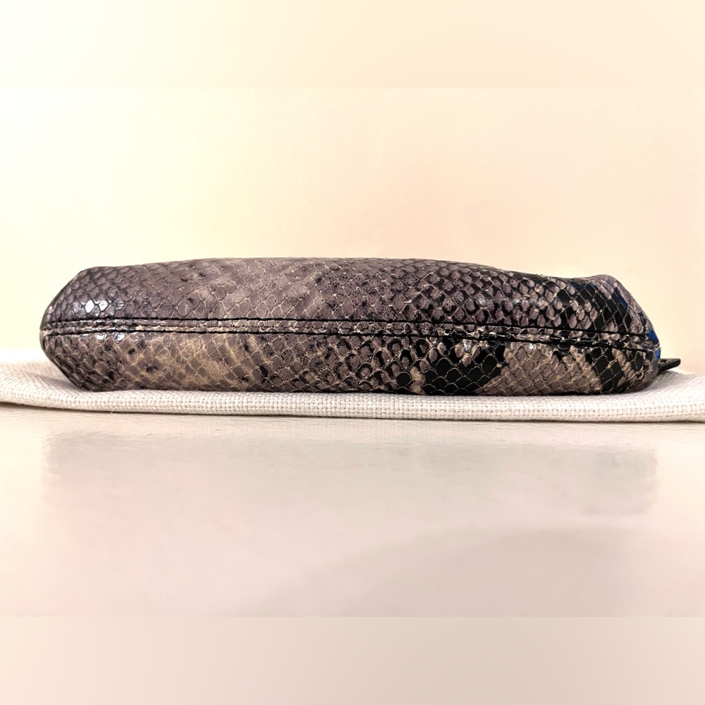 👜 COACH Gray Leather Snakeskin Embossed Kisslock Framed Wristlet - Picture 6 of 6